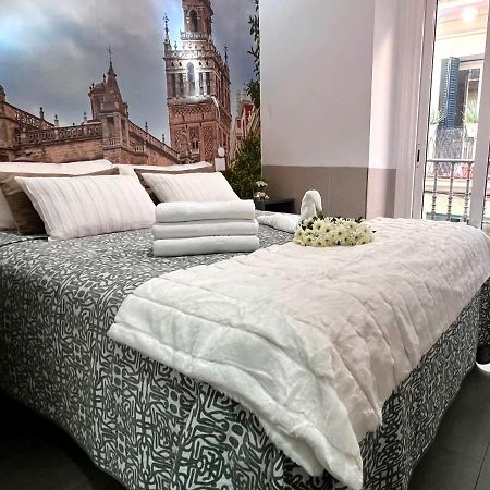 Hostal Paco'S Séville Extérieur photo A bed with a duvet