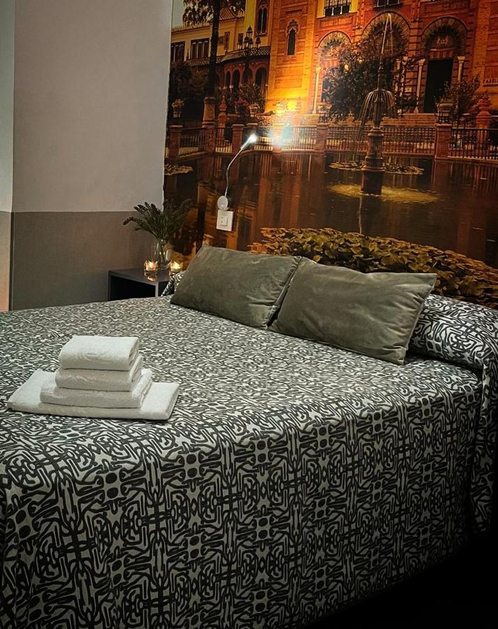 Hostal Paco'S Séville Extérieur photo A bed with a duvet