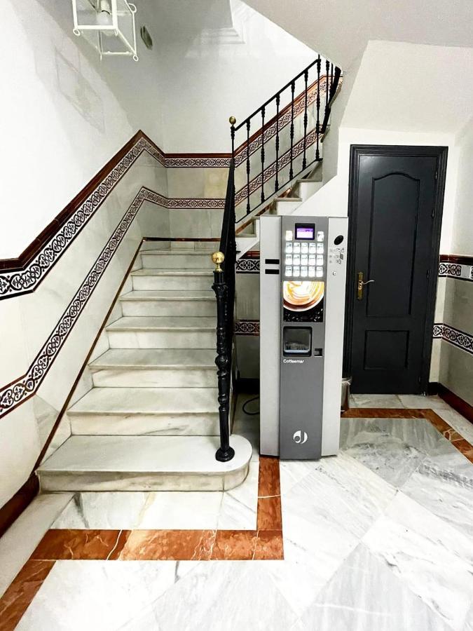 Hostal Paco'S Séville Extérieur photo A coffee vending machine