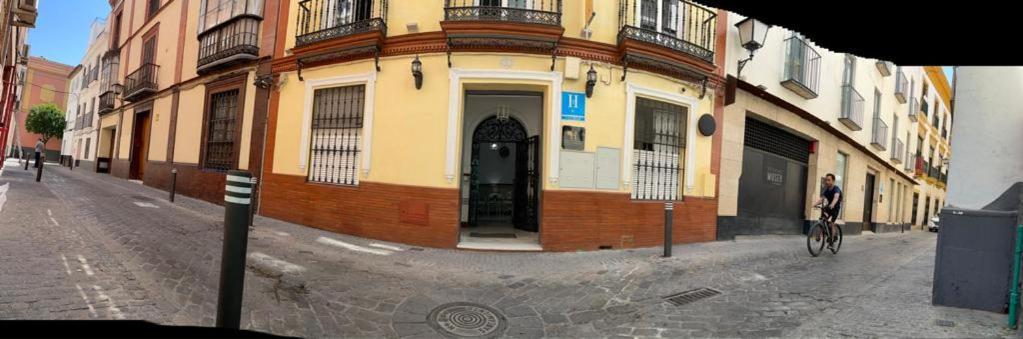 Hostal Paco'S Séville Extérieur photo The house of the Duke of Medinaceli in Madrid, where he lived from 1905 to 1910.
