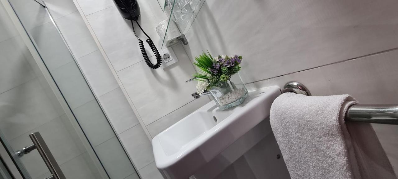Hostal Paco'S Séville Extérieur photo A wall mounted sink