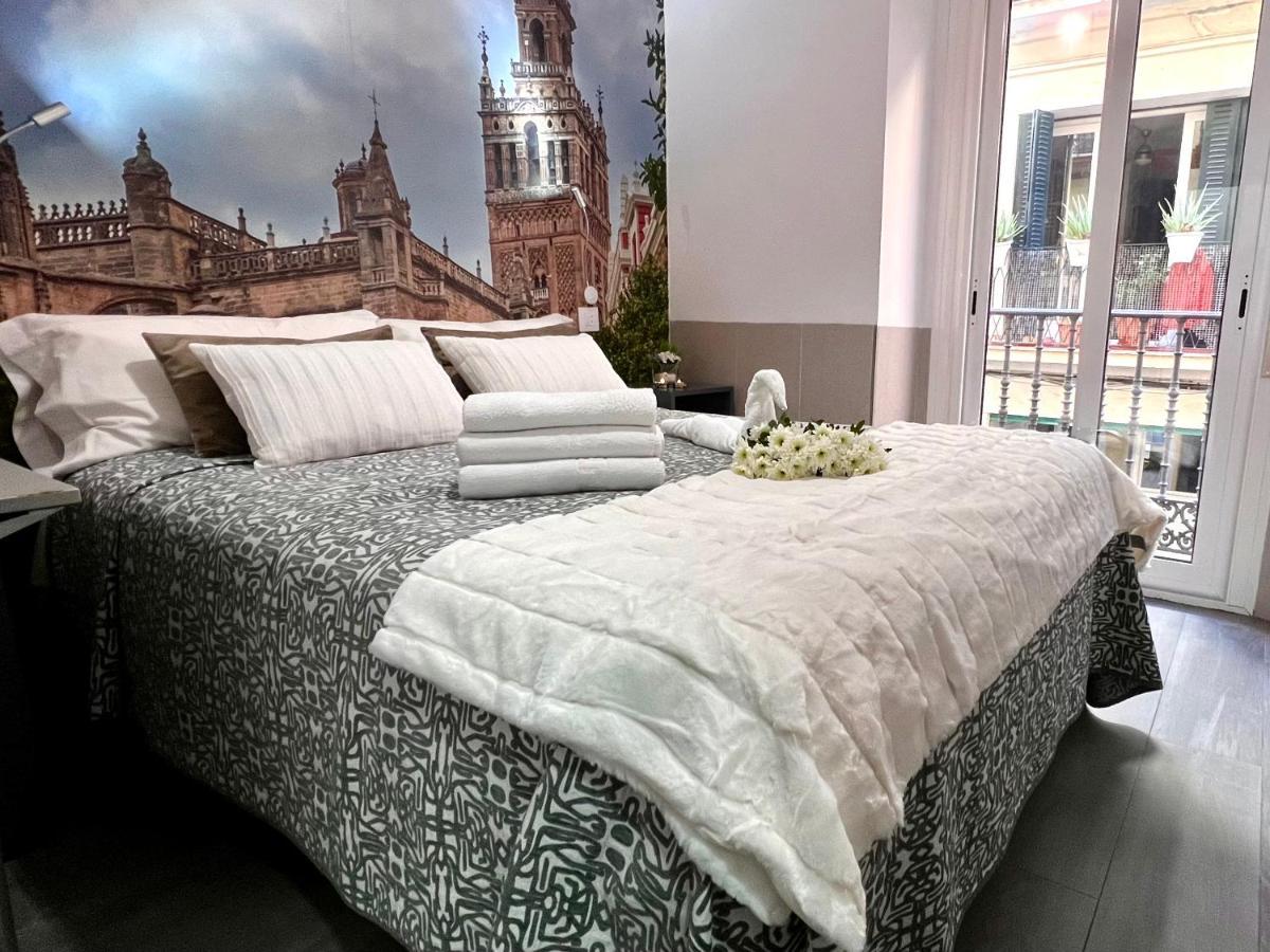 Hostal Paco'S Séville Extérieur photo A bed with a duvet