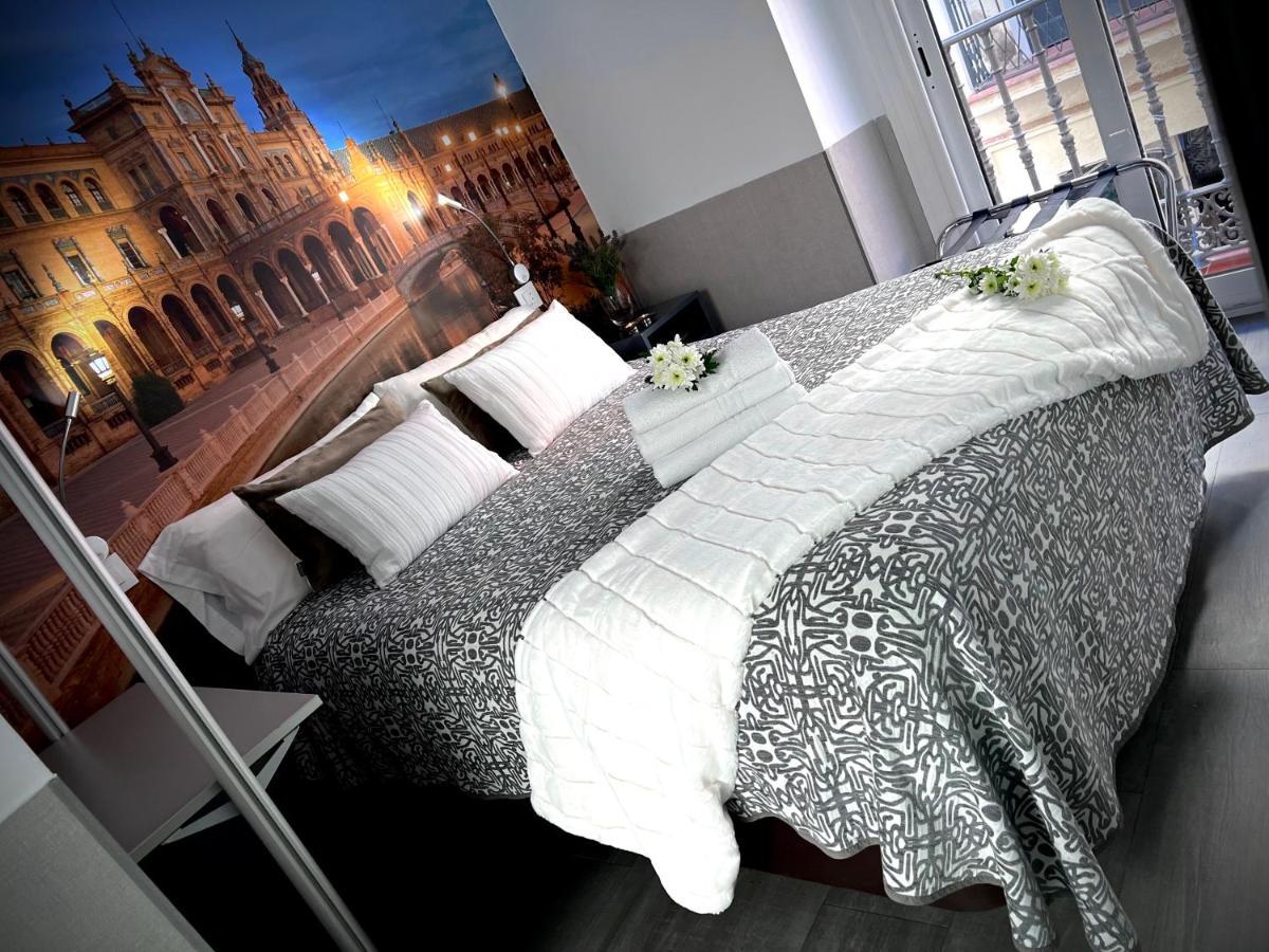 Hostal Paco'S Séville Extérieur photo A bed with a mattress
