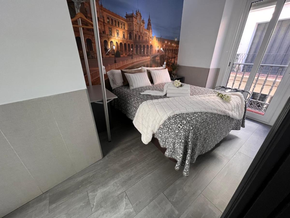 Hostal Paco'S Séville Extérieur photo A bedroom with a wall mural