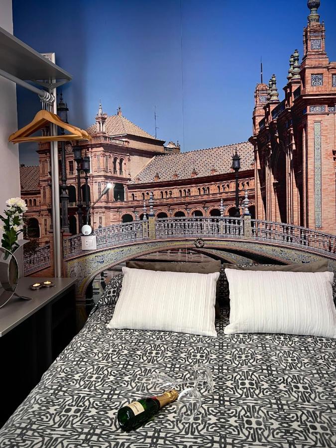 Hostal Paco'S Séville Extérieur photo A room with a view of the cathedral