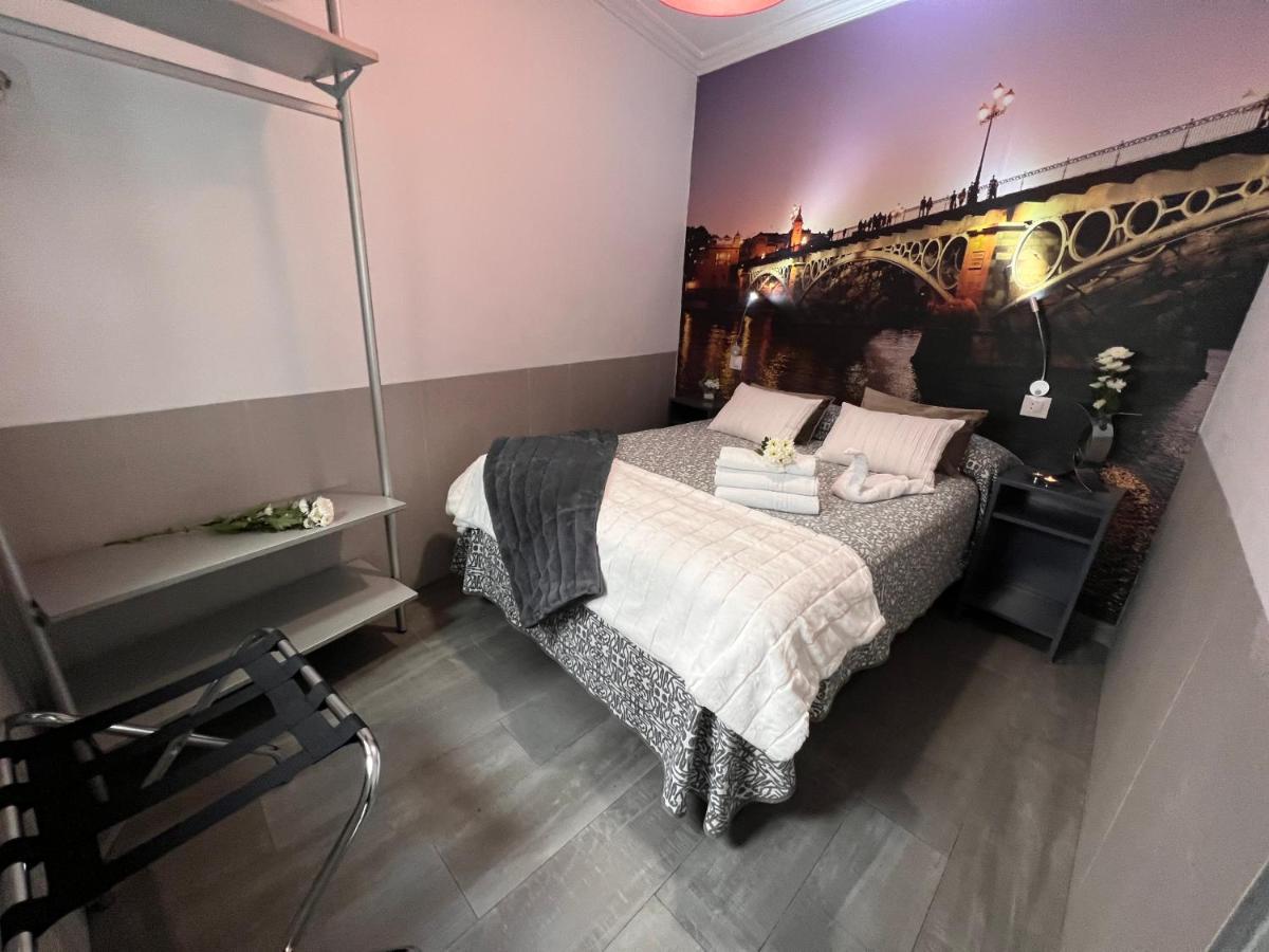 Hostal Paco'S Séville Extérieur photo A room at the hotel