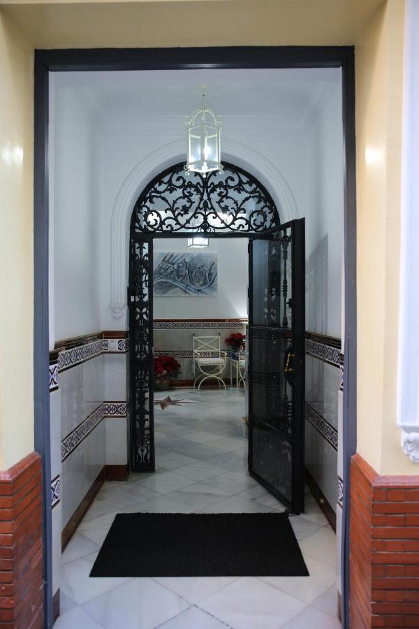 Hostal Paco'S Séville Extérieur photo Entrance to the patio
