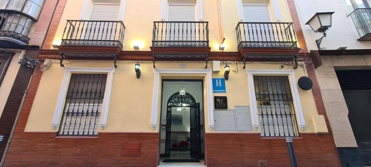 Hostal Paco'S Séville Extérieur photo The entrance to the museum