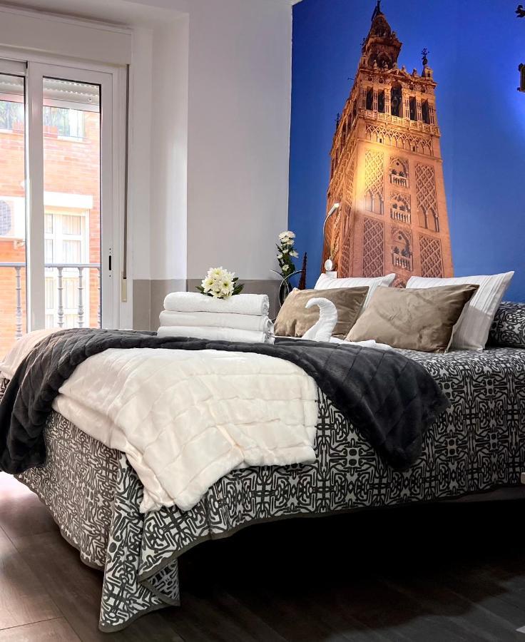 Hostal Paco'S Séville Extérieur photo A bed with a duvet