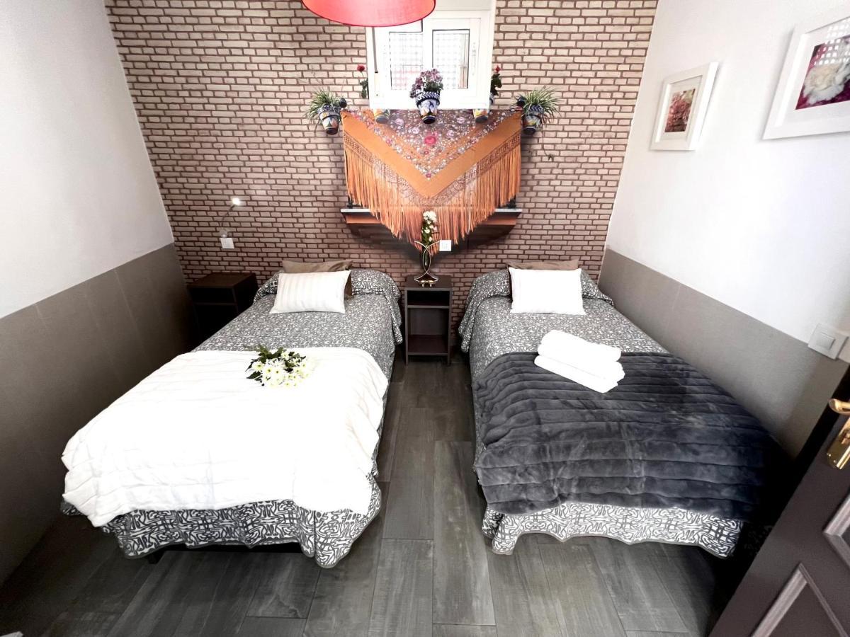 Hostal Paco'S Séville Extérieur photo A room at a love hotel in Tokyo