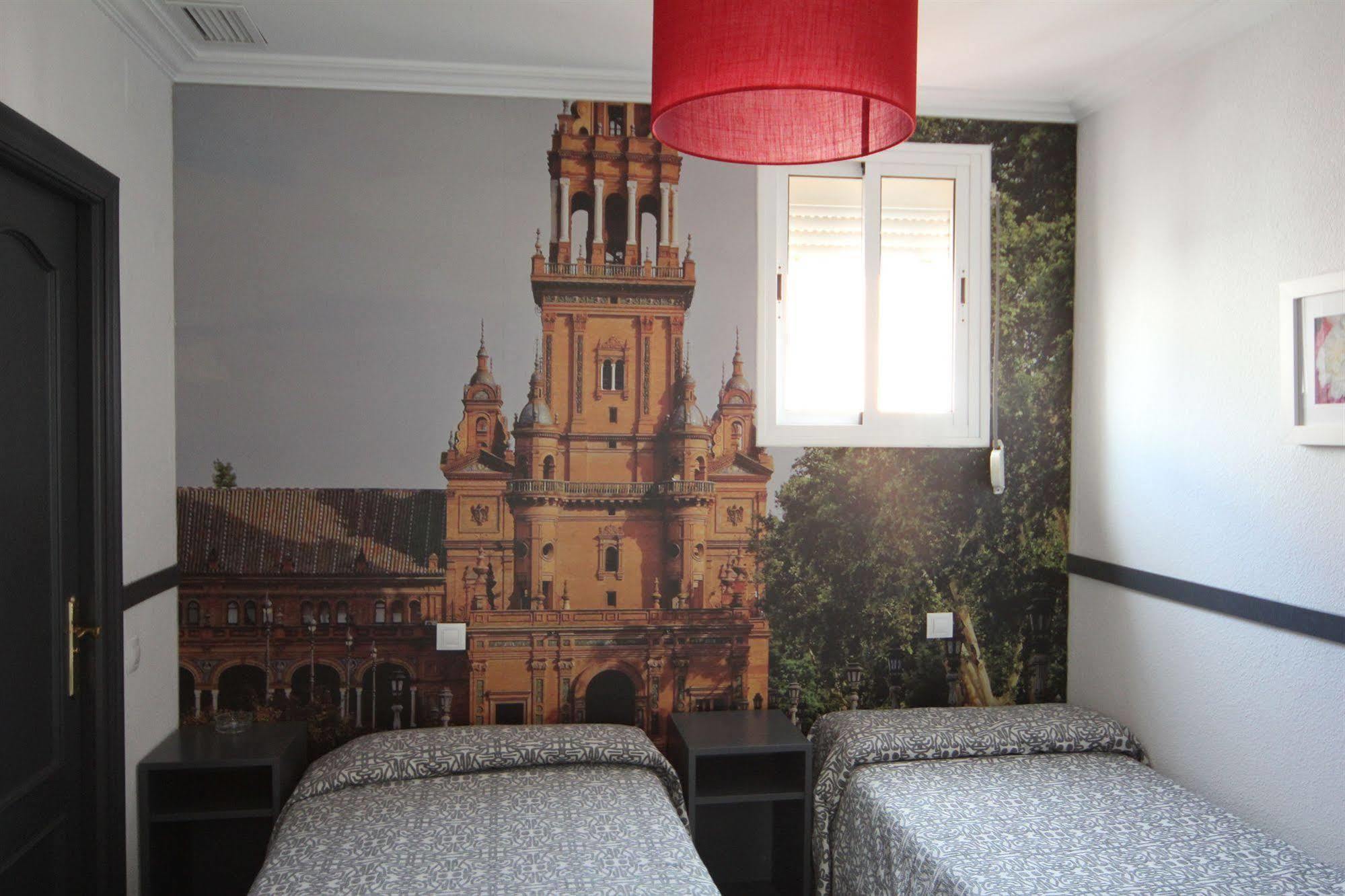Hostal Paco'S Séville Extérieur photo A room at the hotel