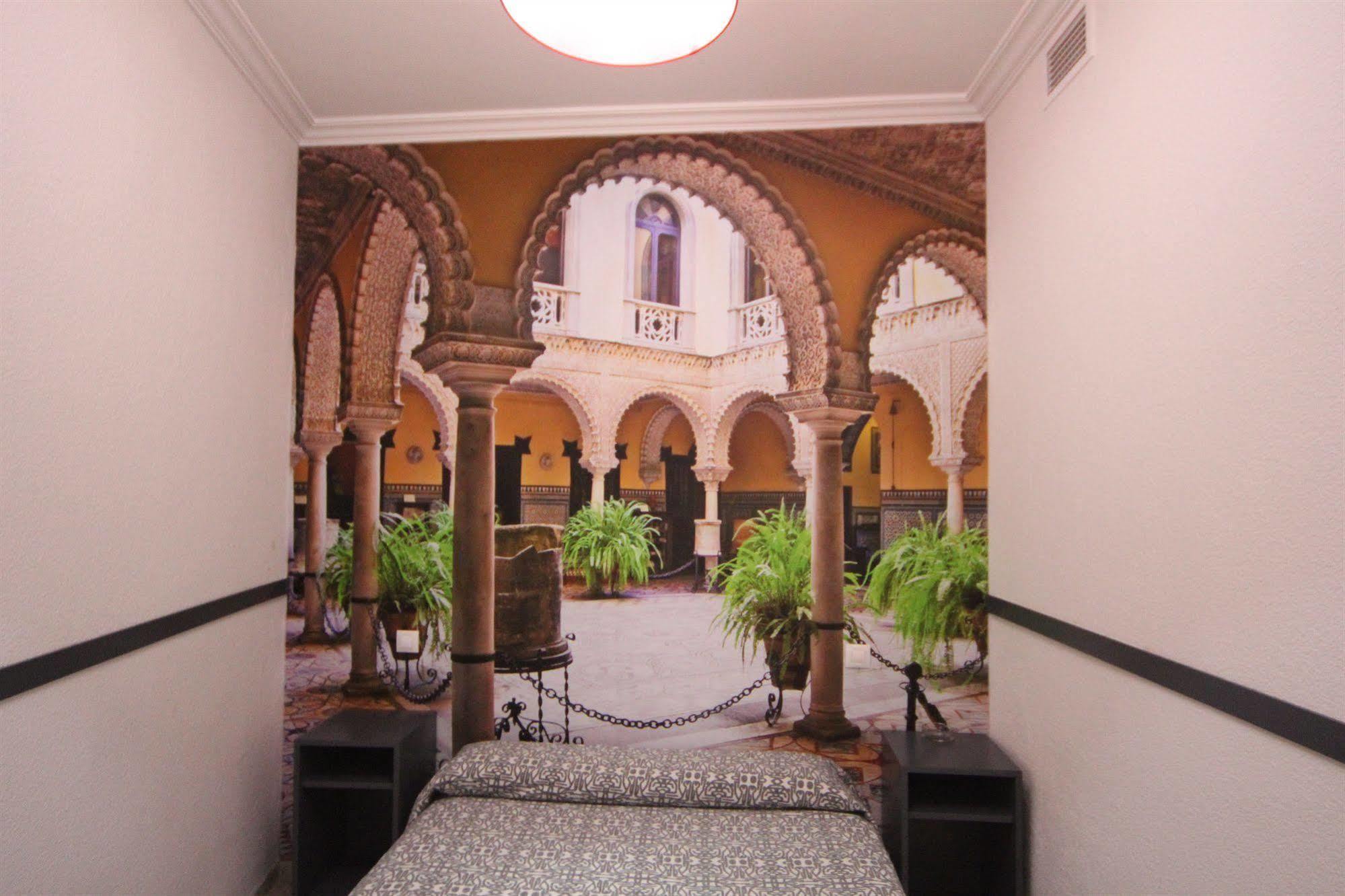 Hostal Paco'S Séville Extérieur photo The interior of the hotel