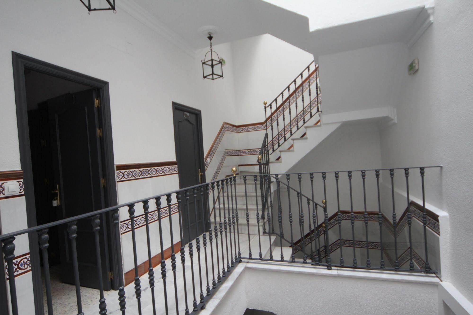 Hostal Paco'S Séville Extérieur photo Staircase
