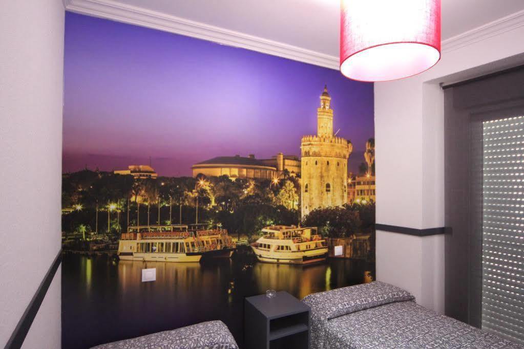 Hostal Paco'S Séville Extérieur photo A wall mural in a hotel room